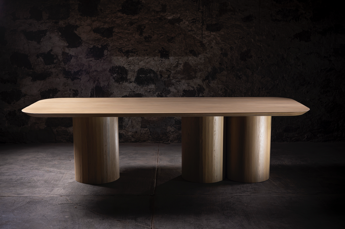 Kulindros Dining Table